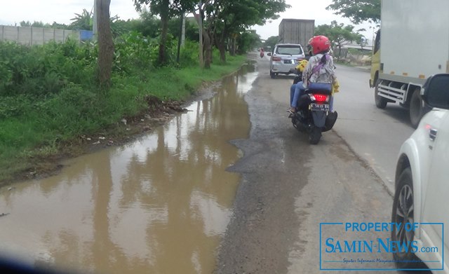 Perubahan Bahu Jalan Nasional Menjadi Kubangan Dikala Musim Penghujan