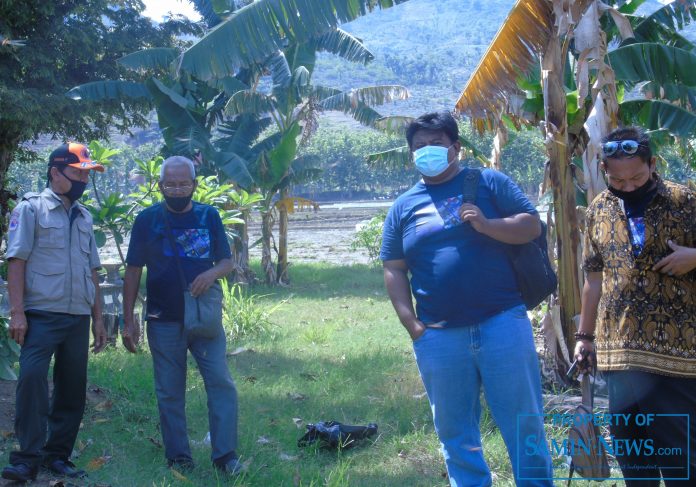 Pemimpin Redaksi ''Samin-News'', Alman Eko Darmo bersama jajaran redaksi lainnya, Rabu (11/11) tadi pagi harus ''memburu'' Tim Pemakaman Standar Protokol Covid-19 dari BPBD Pati yang harus melakukan pemakaman tersebut ke Desa Wegil, Kecamatan Sukolilo, Pati.