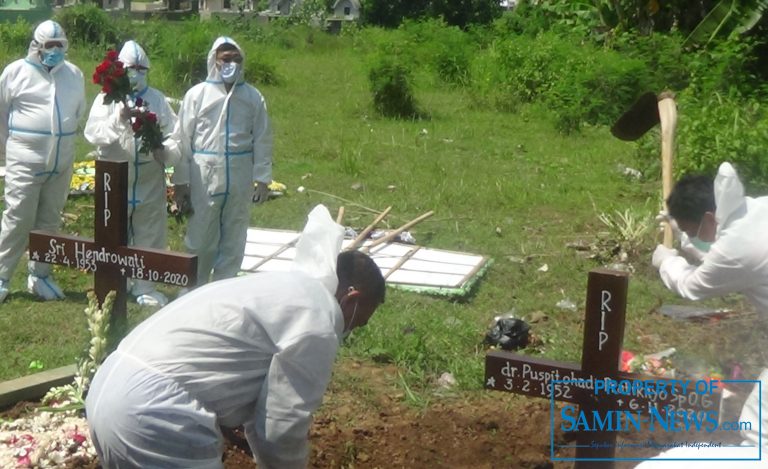 Dokter Spesialis Itu Dimakamkan Bersebelahan dengan Makam Istrinya