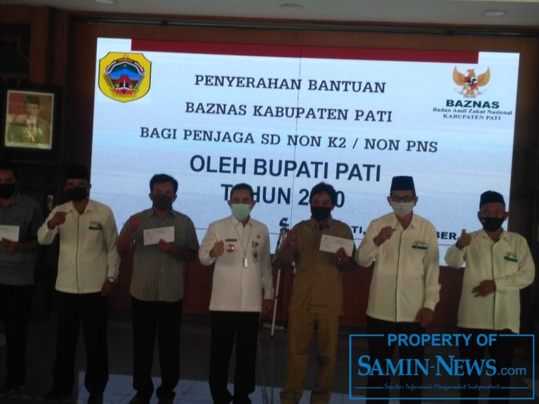 Baznas Pati Salurkan Bantuan Bagi Penjaga SD Non K2