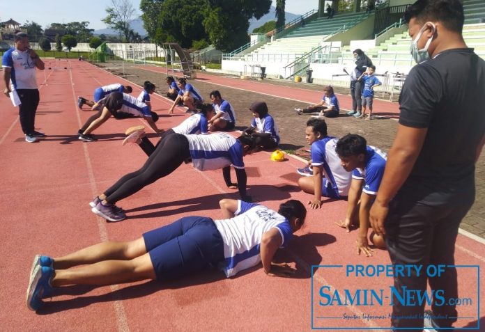 Para karateka Pelatda PON XX melakukan push up dalam rangkaian tes fisik di Stadion Kridanggo Salatiga.