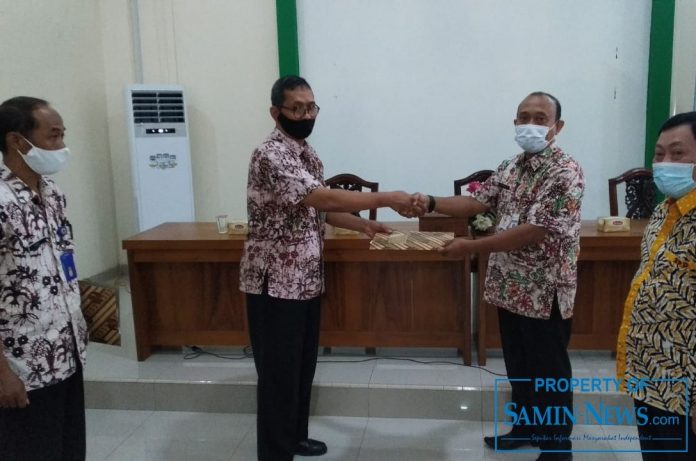 Kepala Seksi (Kasi) Tramtibum Kecamatan Pati, Karyanto SH MH (tiga dari kiri) menerima Surat Keputusan (SK) sebagai Penjabat (Pj) Kepala Desa Blaru, Kecamatan Pati yang diserahkan oleh Kepala Seksi (Kasi) Pemerintahan Marsana AMD mewakili Camat, Drs Didik Rusdiartono yang berhalangan hadir, di aula balai desa setemoat, Kamis (12/11) kemarin.