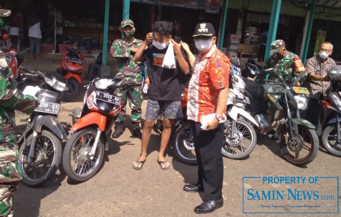 Camat Gembong, Cipto Mangunoneng bersama jajaran terkait dalam melaksanakan Operasi Yustisi Protokol Kesehatan Covid-19 juga membagikan masker untuk warga yang terjaring.
