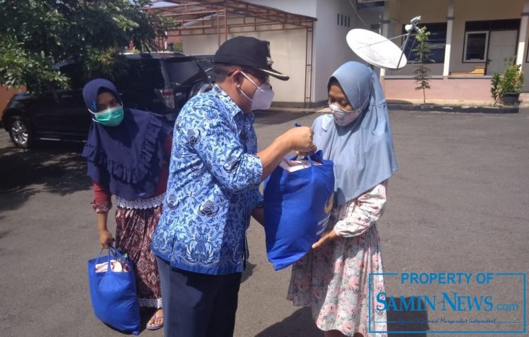 Operasi Yustisi di Gembong; Bagikan Sembako Kepada Warga Kurang Mampu