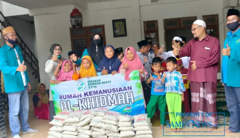 Peduli Sosial, Komunitas Al-Khidmah Serahkan Bantuan