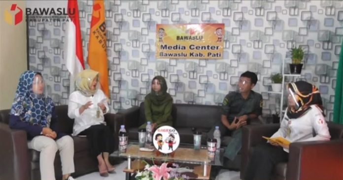 Kegiatan sharing wawasan terkait peluang meningkatkan pemilu yang transparan yang digagas oleh Bawaslu Kabupaten Pati secara daring.