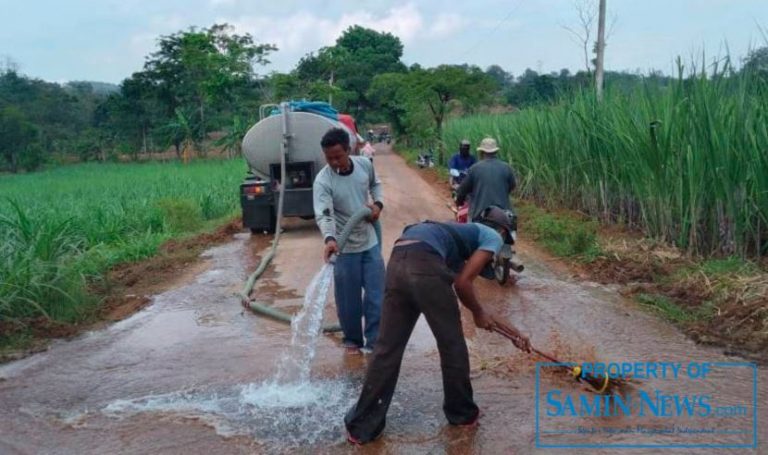 Bidang Binamarga DPUTR Pati; Gelontarkan Air Dua Tanki Bersihkan Ruas Jalan Berlumpur