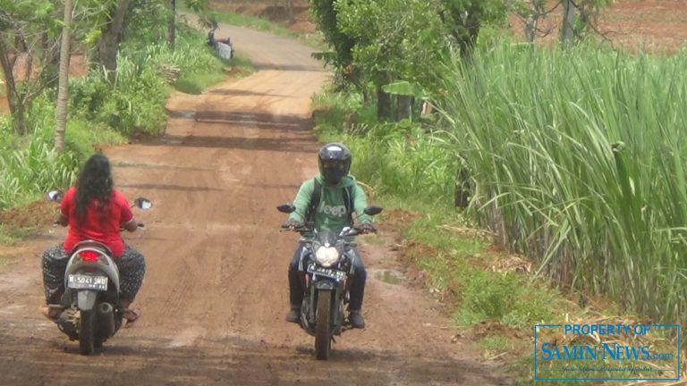 Limpasnya Air Bercampur Lumpur ke Jalan Pati-Gembong Karena Gorong-gorong Tersumbat