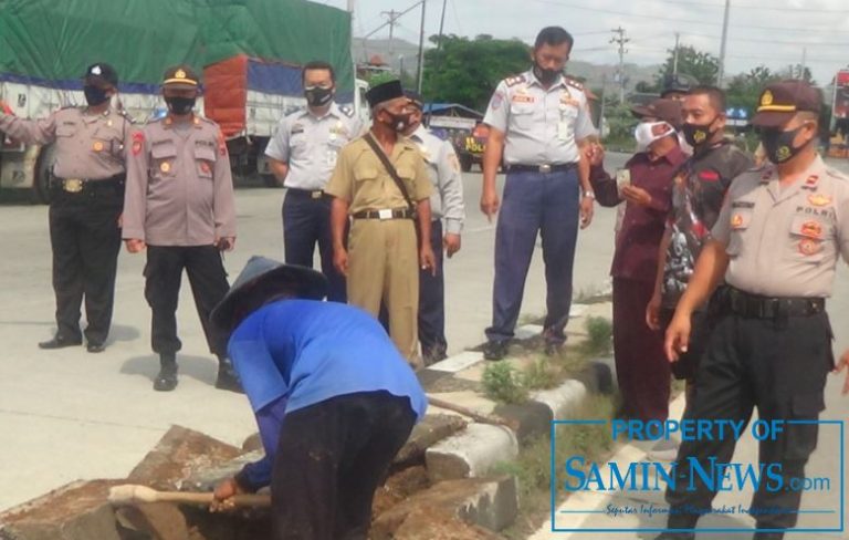 Bahu Membahu Memasang Rambu Lalu Lintas di Ujung JLS Sokokulon