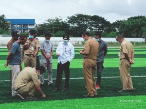 Bupati Pati Haryanto saat meninjau pembangunan Lapangan Stadion Joyokusumo.