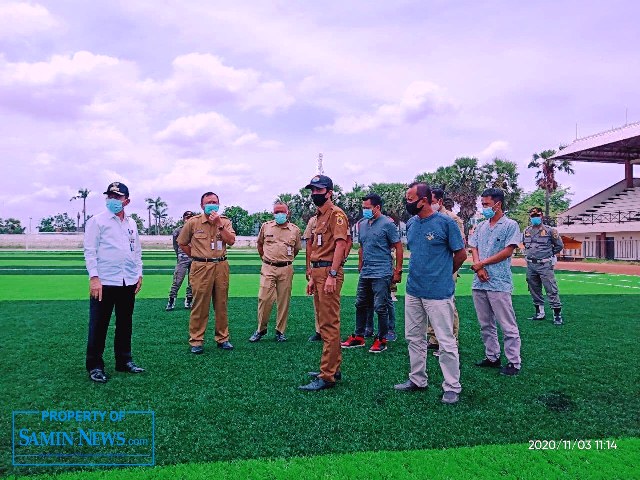 Bupati Pati Haryanto saat meninjau pembangunan Stadion Joyokusumo.