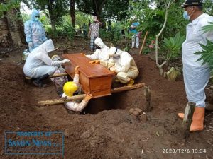 Proses pemakaman jenazah seorang laki-laki dengan standar protokol Covid-19, warga Desa Pakis, Kecamatan Tayu, oleh Tim Relawan Pemakaman dari Pati utara, Tunggulwulung.(Foto:SN/dok-yun)
