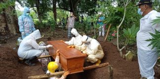 Proses pemakaman jenazah seorang laki-laki dengan standar protokol Covid-19, warga Desa Pakis, Kecamatan Tayu, oleh Tim Relawan Pemakaman dari Pati utara, Tunggulwulung.(Foto:SN/dok-yun)