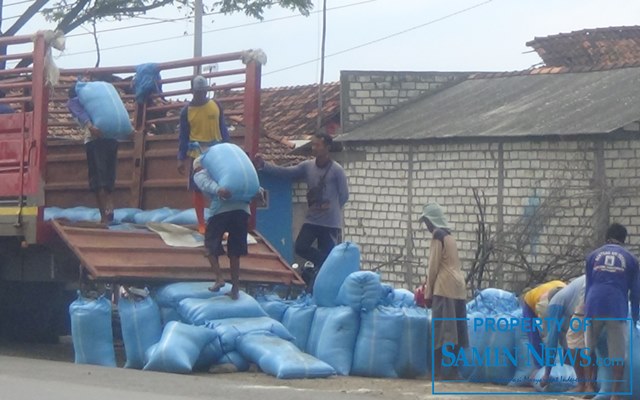 Keringat Para Petani Garam yang Terbalas Tak Sepadan