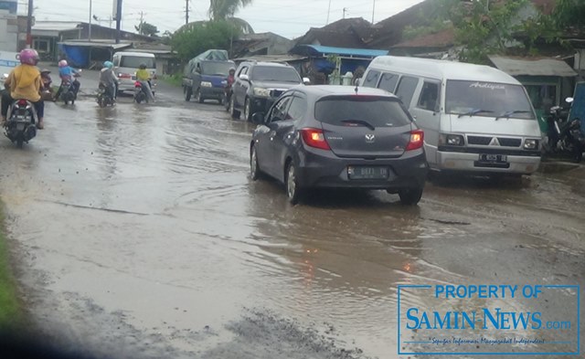 Menggenangnya Air di Ruas Jalan Akibat dari Ditutupnya Saluran Pembuangan