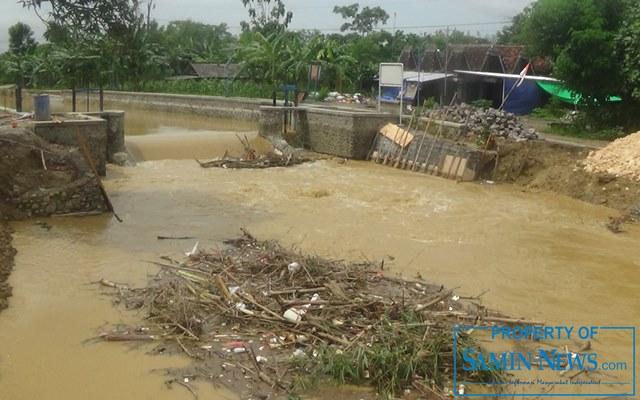 DI Sonorejo Hendak Pasang Bronjong Terhambat Derasnya Air Alur Kali