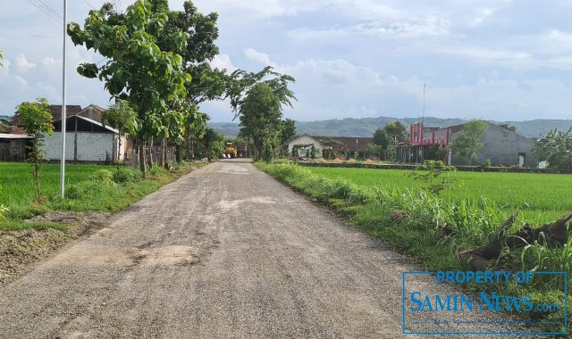 PT Samin Media Pustaka; Siap Tanam Pohon Peneduh di Pinggir Jalan Objek Wisata ke Goa Pancur