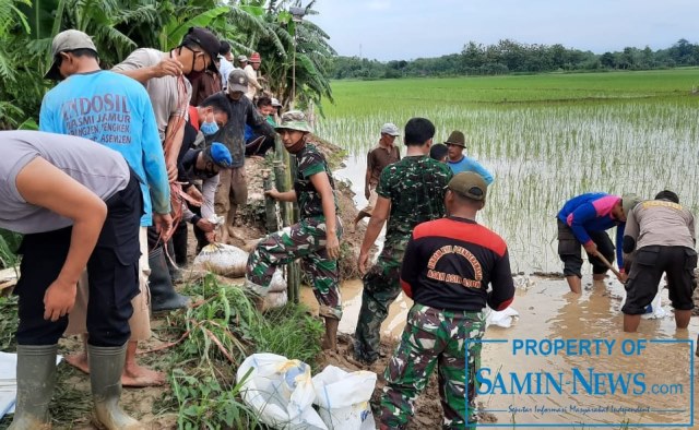 TNI-Polri Bersinergi Bersama Masyarakat Desa Soko Perbaiki Tanggul Sungai Gono yang Jebol