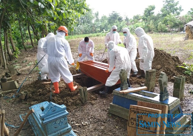 Dari Pagi Kemarin Hingga Petang Empat Jenazah dimakamkan dengan Standar Protrokol Covid-19