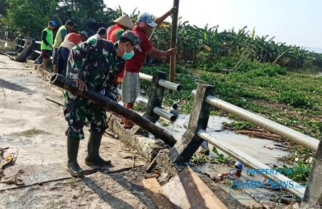 Potret Keteladanan, Babinsa Desa Pasuruhan Bersihkan Sungai Silugonggo