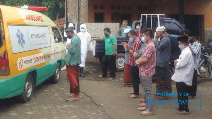 Saat para pelayat melakukan shalat jenazah seorang perempuan warga Kaliampo, Desa Wangunrejo, Kecamatan Margorejo, Pati sebelum dimakamkan dengan standar protokol Covid-19, Jumat (1/1) 2021 hari ini.(Foto:SN/aed)