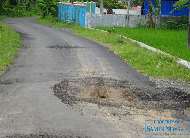 Siapa pun Rekanan yang Mengerjakan Peningkatan Ruas Jalan Poros Desa Ini Harus Bertanggung Jawab