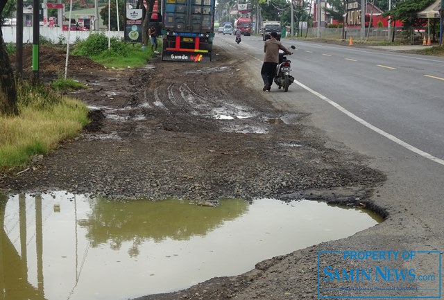 Mengguyurnya Hujan dengan Intensitas Tinggi Timbulkan Banyak Sisa Genangan Air di Bahu Jalan Nasional