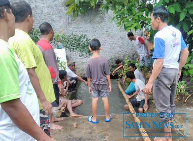 Air Meluap ke Jalan, Warga Desa Jontro Terjun Bersihkan Saluran Pembuangan