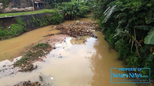 Sudah Terpasang Imbauan, Sungai Jembatan Pakis Masih Dipenuhi Sampah