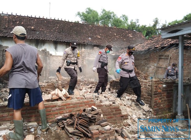 Polsek Margorejo Adakan Kerja Bakti Pasca Kebakaran Rumah