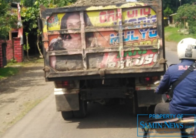 Dump Truck Pengangkut Tanah Tanpa Penutup Bahayakan pengendara di Belakangnya