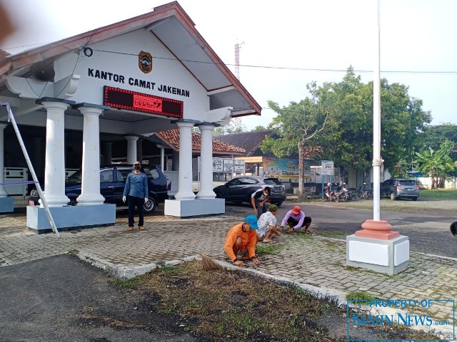 Bersih-bersih Lingkungan Kantor Kecamatan Jakenan; Persiapan Peresmian Alun-alun