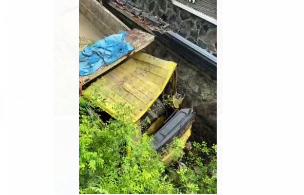 Mendadak Oleng, Dump Truck di Jalan Pati-Kayen Tercebur ke Parit