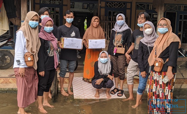 Peduli Korban Banjir, TBM Omah Buku Kosmasari Salurkan Bantuan