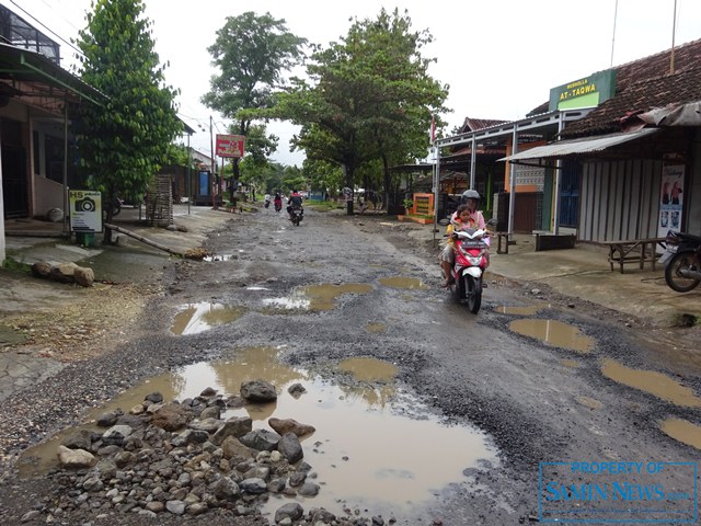 Hancurnya Ruas Jalan Pertigaan RSUD Hingga Kantor Pos Kayen Benar-benar Memprihatinkan