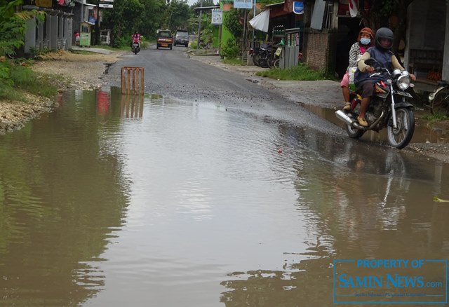 Ruas Jalan Cengkalsewu-Kasiyan Muncul Sejumlah Kubangan Cukup Besar