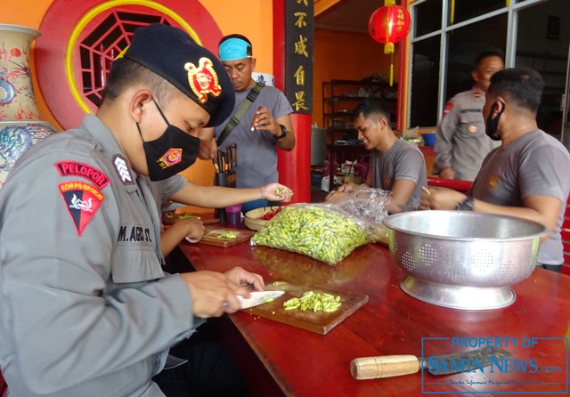 Personel Dapur Lapangan Brimob Tidak Hanya Mahir Menembak Tapi Juga Pandai Memasak