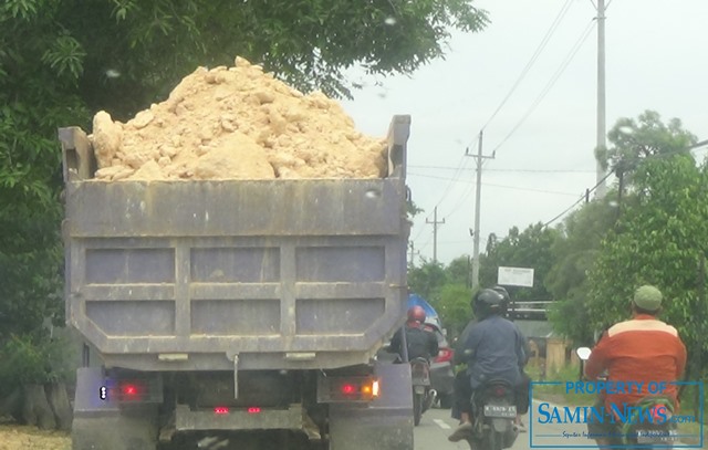 Dump Truck Membawa Material Ini Membahayakan Pengguna Jalan