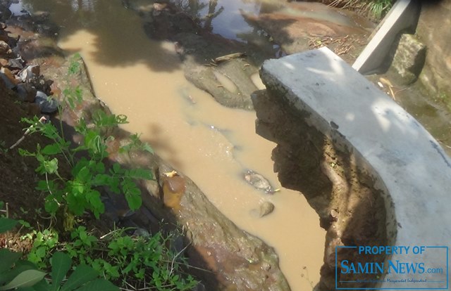 Talud Pinggir Alur Kali Kawasan TPA Sukoharjo Ambrol