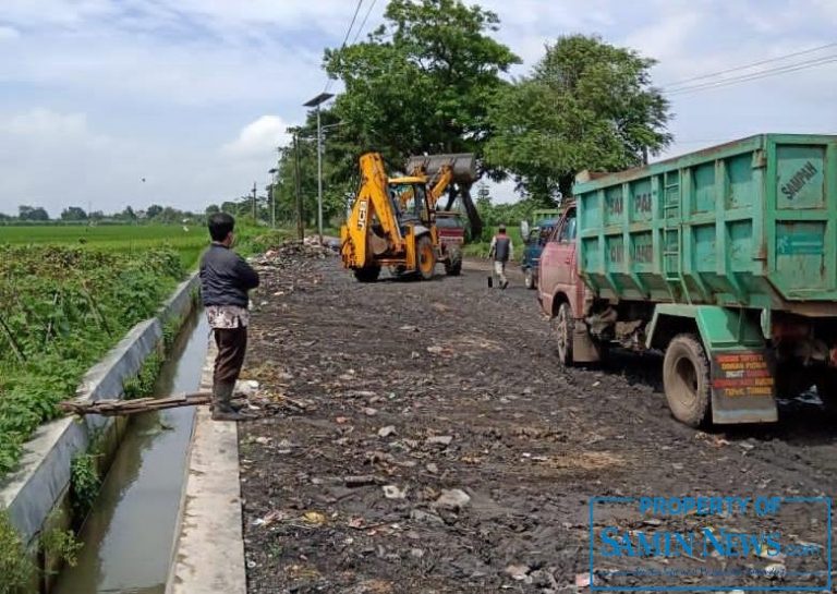 Pinggir Jalan Jetak-Guyangan Sudah Selesai Dibersihkan: Silakan Dibuangi Lagi Sampah yang Memalukan