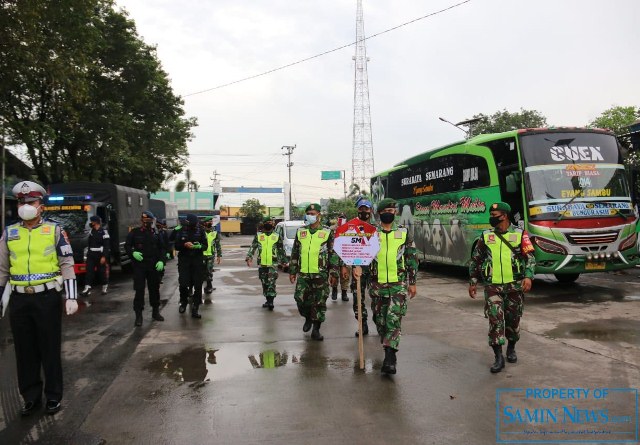 Personel Gabungan Kodim Pati Bersama Polres Pati Laksankan Kembali Pembagian Masker Gratis