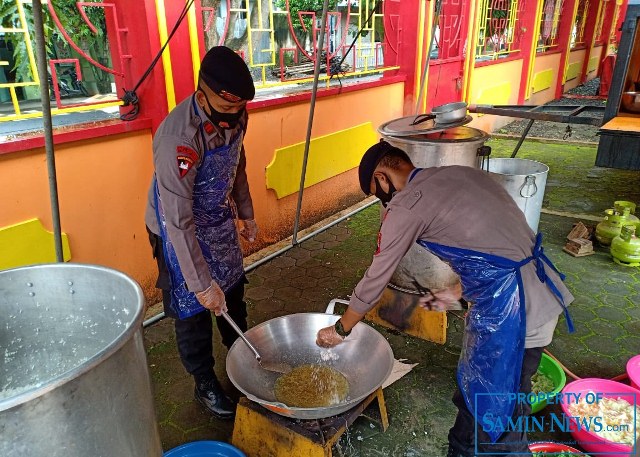 Dapur Lapangan Kompi Brimob Bergeser ke Dapur Umum Kelenteng Hok Tik Bio Pati