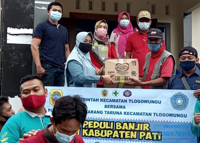 Rombongan Jajaran Kantor Kecamatan Tlogowungu Antar Bantuan Banjir Langsung ke Lokasi