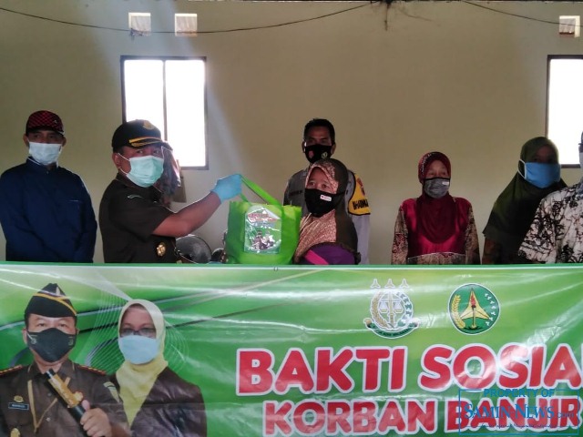 Kejari Pati Salurkan Bantuan Terdampak Banjir di Desa Kasiyan