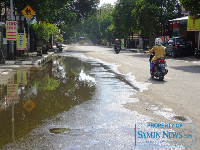 Genangan air hujan yang terdapat di belakang Shelter Puri Pati, luber ke pinggir Jl Diponegoro ke timur hampir sampai di depan Dinas Pertanian Kabupaten Pati.(Foto:SN/aed)