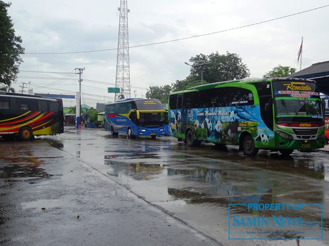 Bus-bus Antarakota Antarprovinsi yang selama ini melayani trayek Semarang-Surabaya, bertahun-tahun tanpa hadirnya alat transportasi lain sebagai pesaing.(foto:SN/aed)