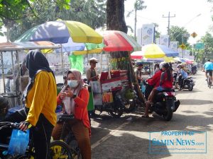 Warung tenda pedagang yang tiap pagi atau tiap minggi berada di dalam halaman Stadion Joyokusumo, Minggu (7/2) hari ini berderet di pinggir Jl Kolonel Sunandar, di depannya.(Foto:SMN/aed)