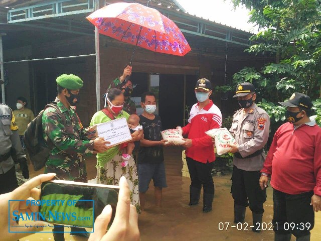 Sungai Silugonggo Meluap Ke Permukiman, Pemdes Langenharjo Berikan Bantuan Sembako