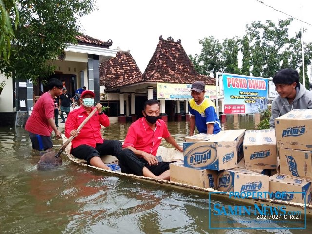 Naik Perahu, Noto Subiyanto Salurkan Bantuan Bagi Korban Banjir