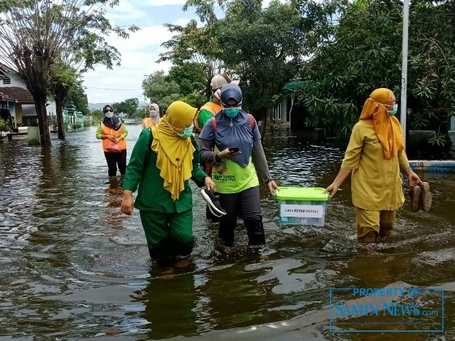 RSUD Kayen Bagikan Paket Sembako di Dua Titik Terdampak Banjir